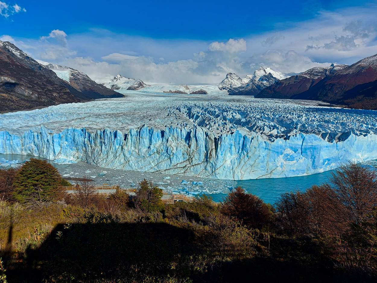 El frente completo del glaciar Perito Moreno sobre el Lago Argentino