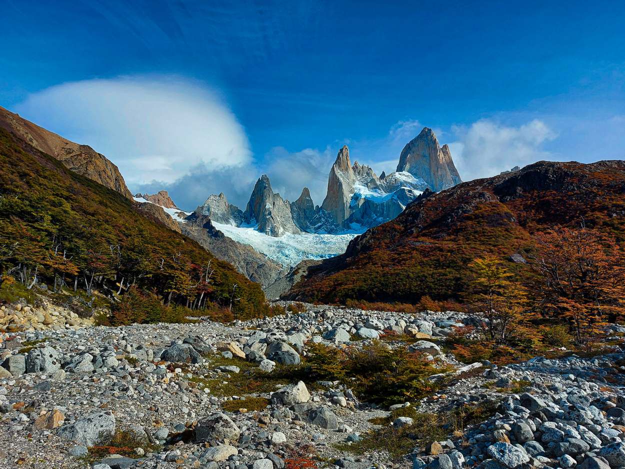 El Fitz Roy con una nube lenticular sobre las agujas