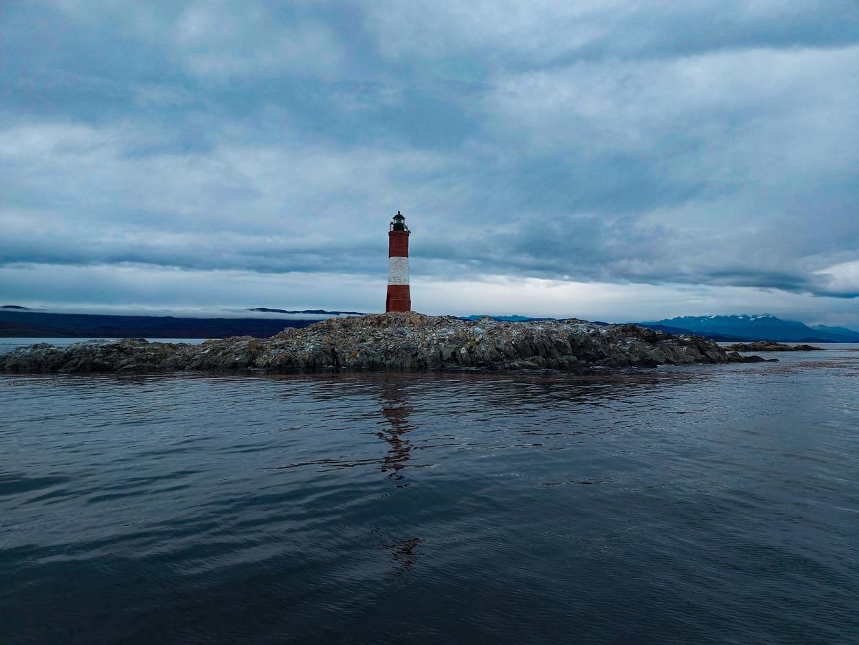 El faro Les Éclaireurs solo en el Canal Beagle