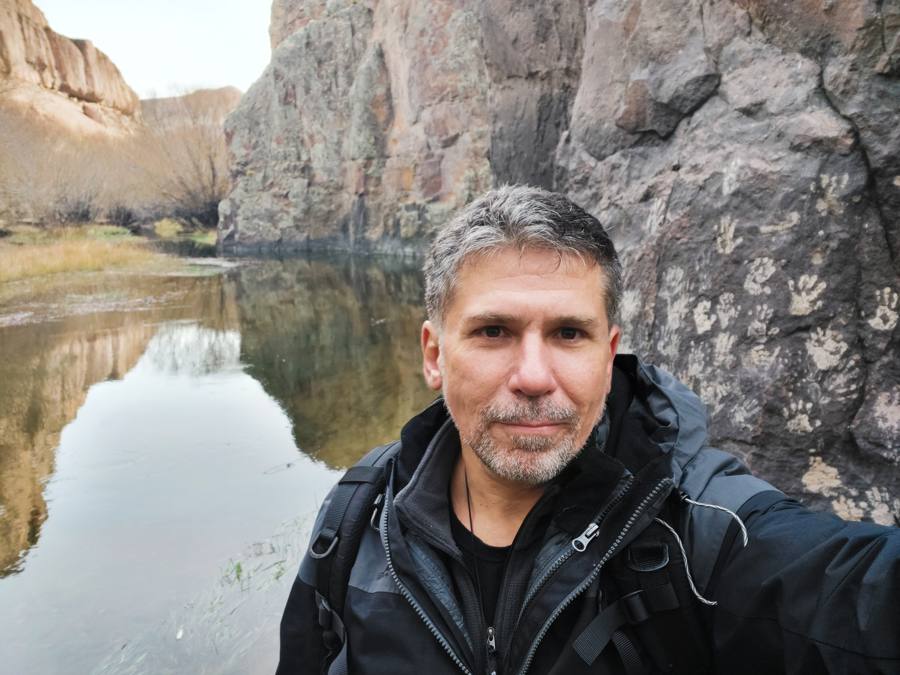 Edgardo Rodríguez junto a un río de la Patagonia